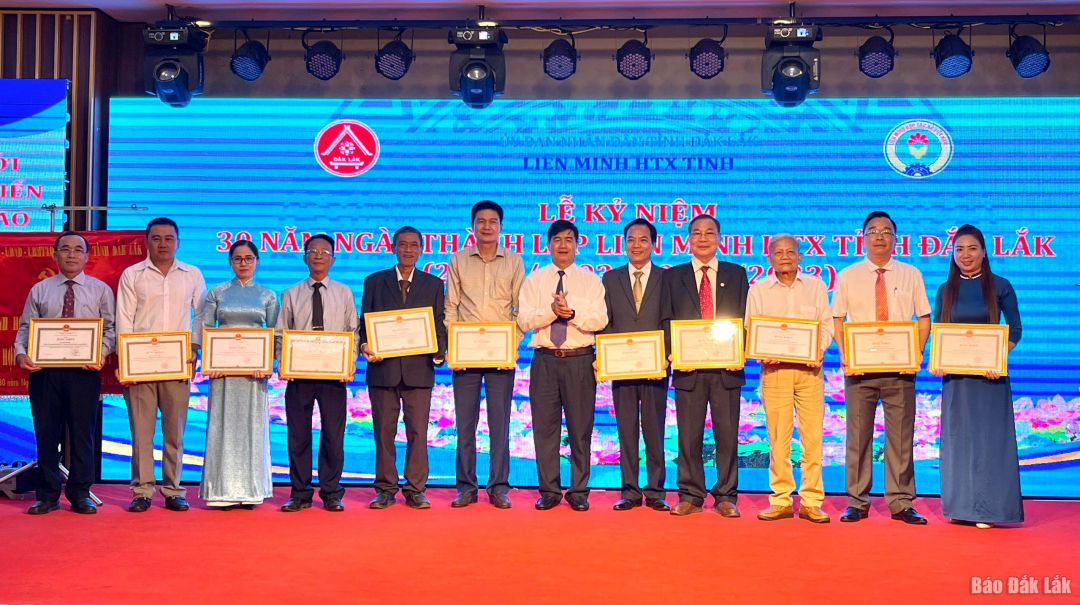 chú Văn trao bằng khen